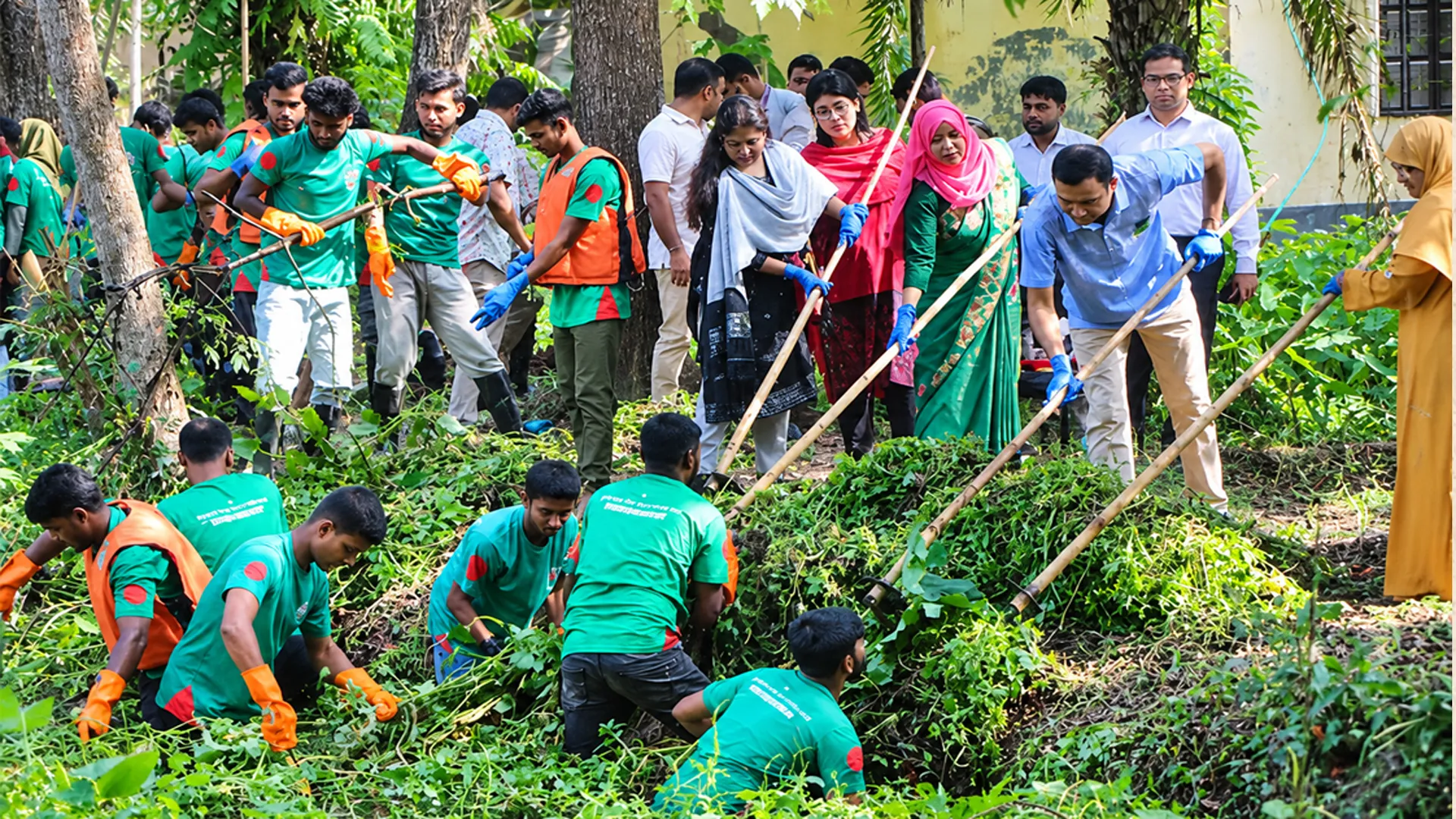 বরিশাল সদর উপজেলা পরিষদের পরিত্যক্ত পুকুর পরিষ্কারে প্রশাসনের উদ্যোগ